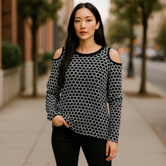 High Low Cold Shoulder Polka Dot Top
New - Picture 1 of 7